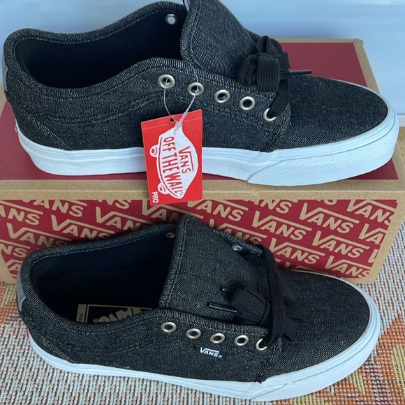 Vans WMNS Chukka Low (Denim) Black/Pewter/White
VN0A38CGRY8
Sneakers - Picture 2 of 16